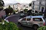Fiona, seguindo a fila, descendo a Lombard Street, em San Francisco, na Califórnia, nos Estados Unidos